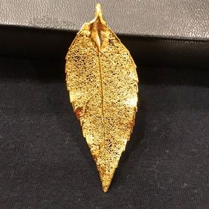 GOLD PLATED LEAF PENDANT NWOT APPROXIMATELY 2 3/4 inches long